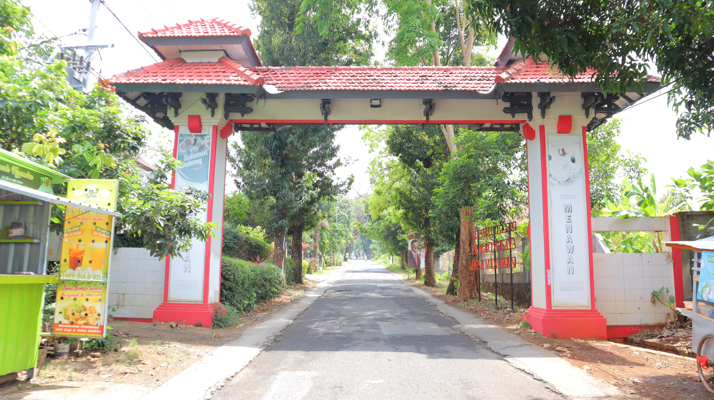 Gapura Desa Menawan